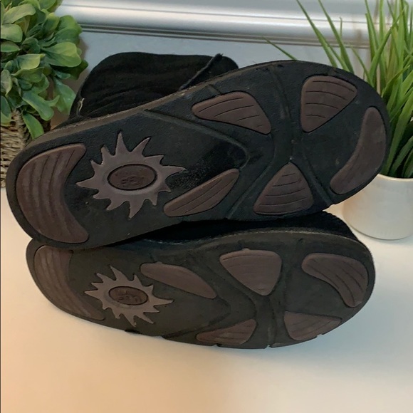 Tall black Ugg’s. Kept those feet warm with these boots. - Picture 4 of 4